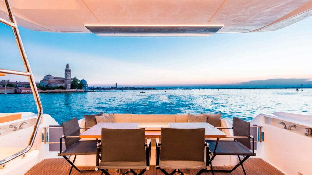 Ferretti-Yachts-670-interiores-10