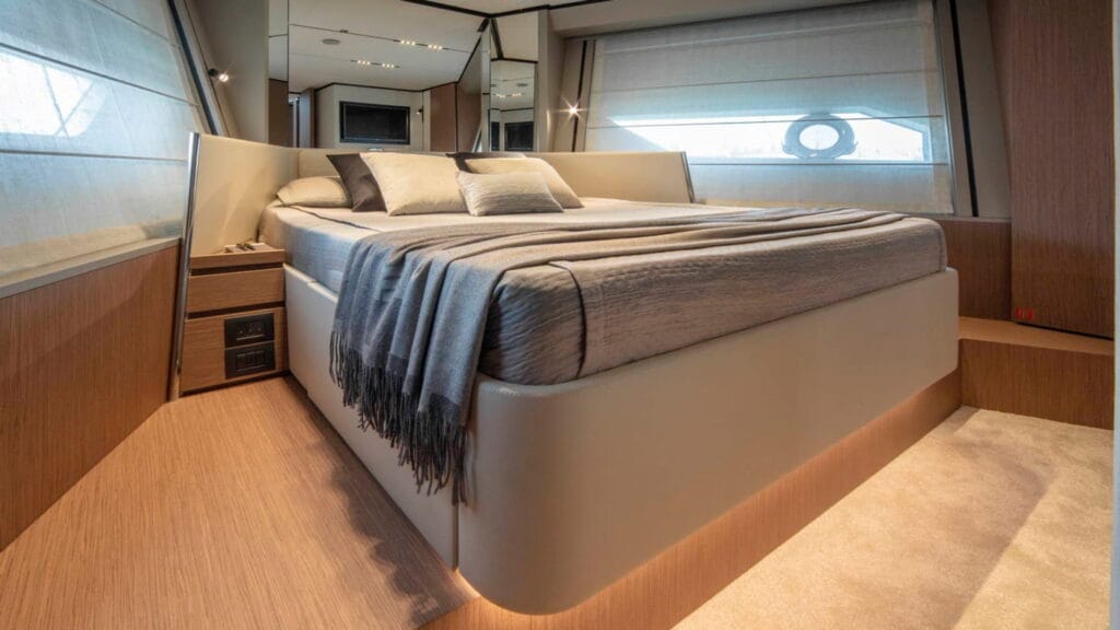 Ferretti-Yachts-720-interiores-7