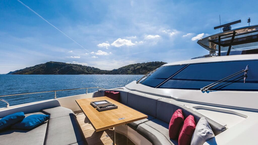 Ferretti-Yachts-850-externas10
