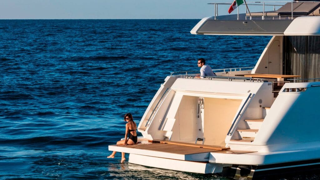 Ferretti-Yachts-850-externas11