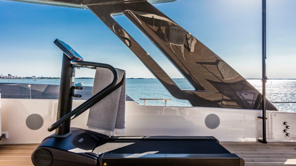Ferretti-Yachts-850-externas7
