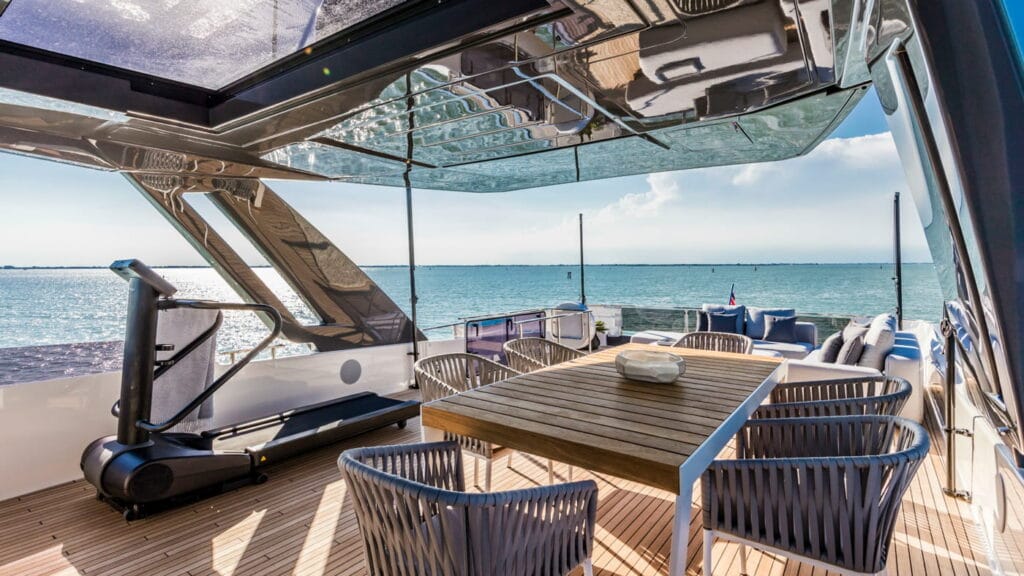 Ferretti-Yachts-850-externas9