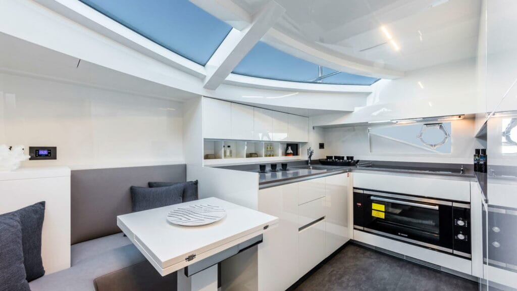 Ferretti-Yachts-850-internas31