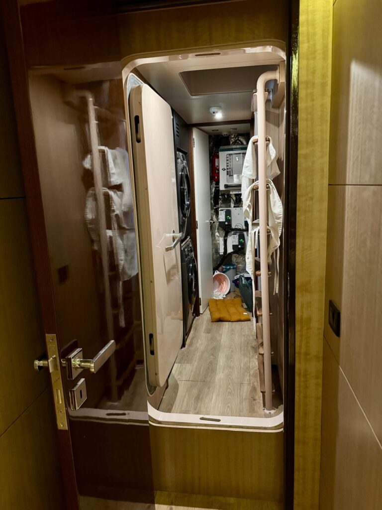 corredor lower deck porta estanque