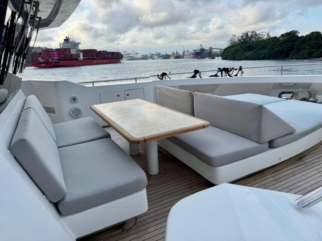 lounge de proa frente comando